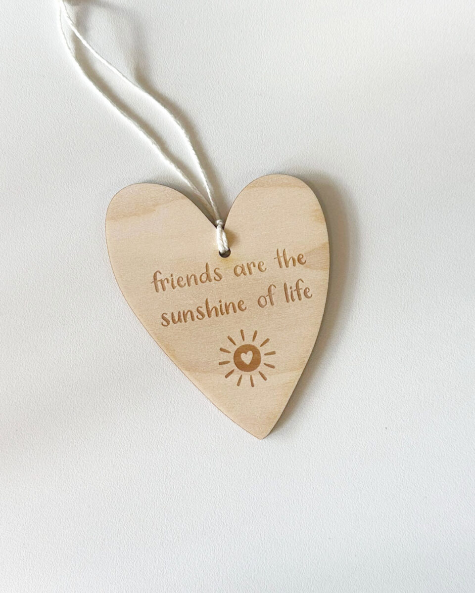 Personalised Wooden Heart for Friends – Sentimental Gift – Friends Are the Sunshine of Life – Hanging Heart Plaque